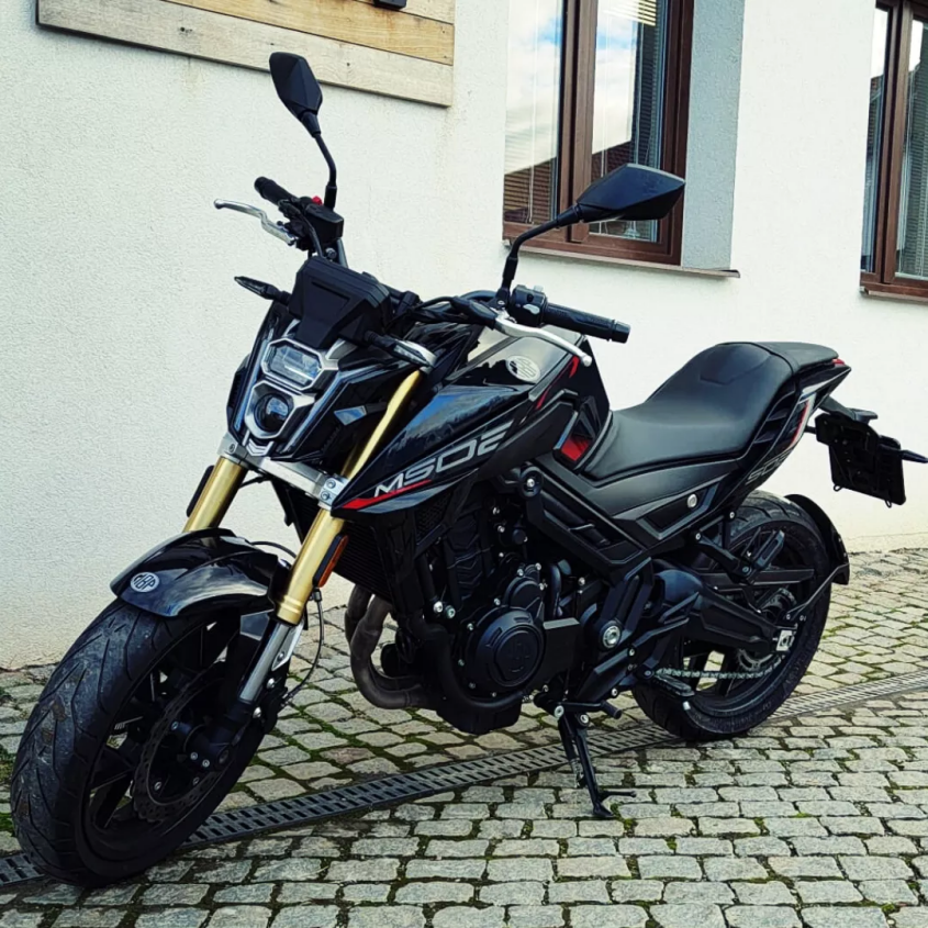 M 502N ČERNÁ EURO 5 PŘEDVÁDĚCÍ MOTOCYKL