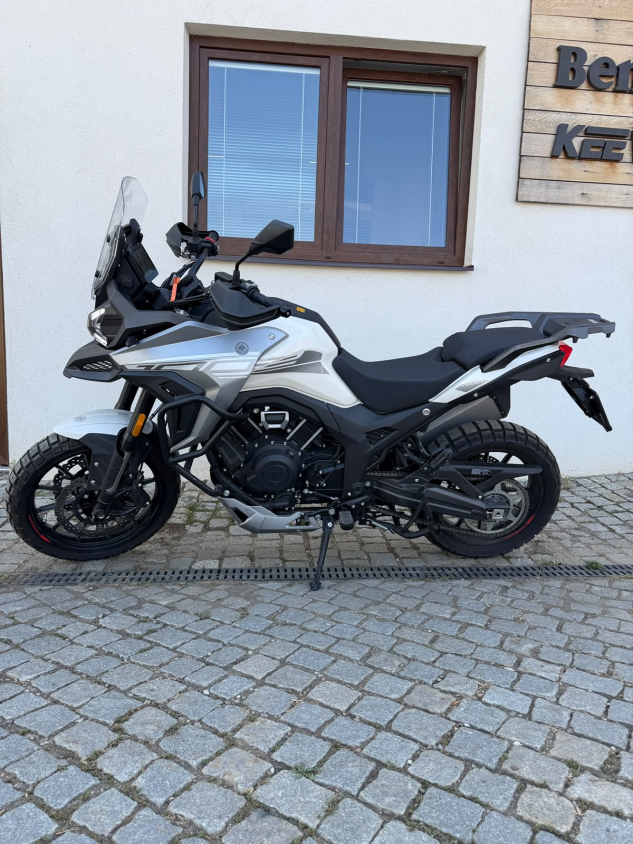 T 1002V BÍLÁ- PŘEDVÁDĚCÍ MOTOCYKL